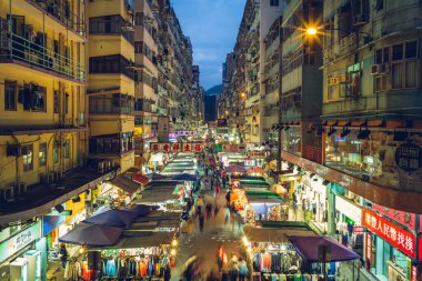 27 Kasım 2017: Fa Yuen Street Market, nam-ı diğer Sport Shoes Street, Mong Kok, Kowloon, Hong Kong, Çin 'de spor malzemeleri satışıyla ünlüdür. Fa Yuen kelimesi Kanton lehçesinde bahçe anlamına gelir..