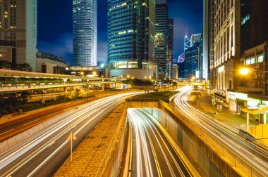 Hong Kong 'un gece manzarası, Çin' de trafik izleri var.