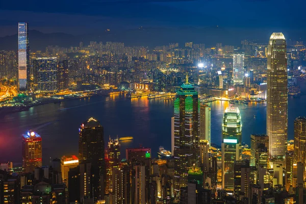 Çin 'deki Victoria Peak' ten Hong Kong 'un gece görüşü.