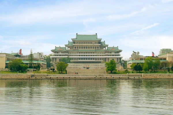 2019年4月29日 北朝鮮の首都平壌の金日成広場にある中央図書館 グランド ピープルズ スタディ ハウス が1982年4月に伝統的な朝鮮式で建設された — ストック写真