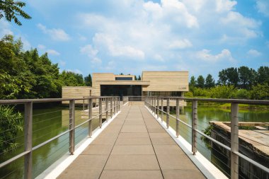 1 Ağustos 2018: Muxin Sanat Müzesi, Çin 'in tarihi su kasabası Wuzhen' de, sanatçı, yazar ve şair Mu Xin 'in yaşam boyu çalışmalarını kutlamaya ve sergilemeye adanmıştır.