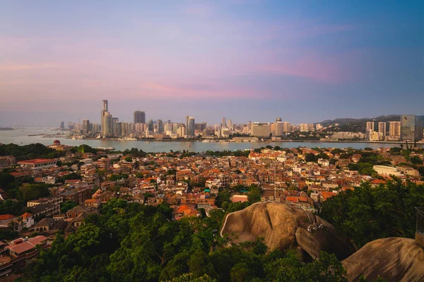 海峡湾海山的厦门市区景观 — 图库照片