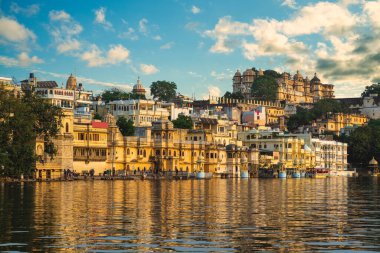 Pichola göl kıyısı manzarası ve Udaipur, Rajasthan, Hindistan 'daki şehir sarayı.