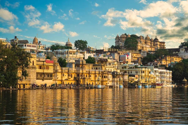 Landskap Pichola Sjö Bank Och Stadspalats Vid Udaipur Rajasthan India — Stockfoto