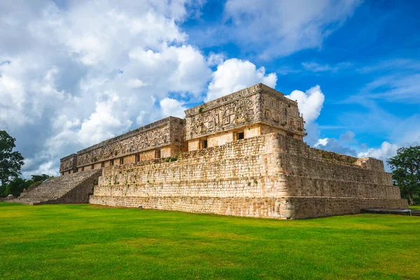 Uxmal, Yucatan, Meksika 'daki Vali Sarayı cephesi