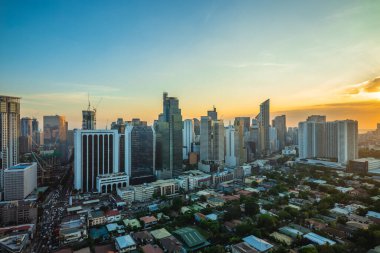 Metroda makati 'nin ufuk çizgisi, gün batımında Filipinler