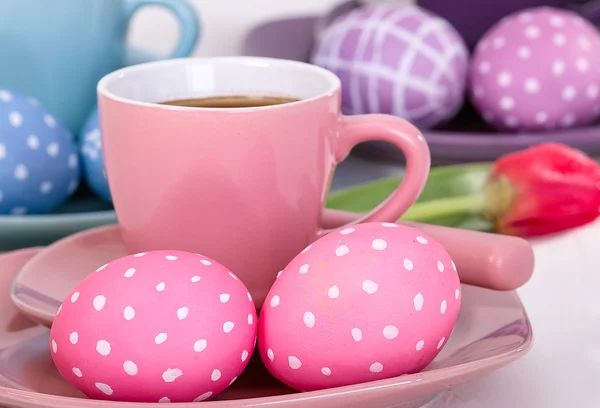 Easter eggs with a cup of coffee — Stock Photo, Image