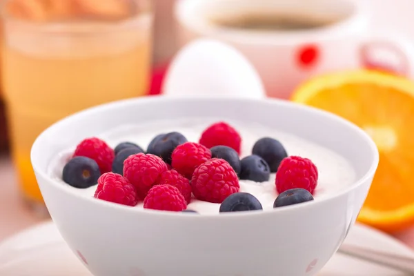 Quark mit frischen Früchten — Stockfoto