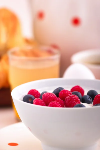 Coalhada com fruta fresca — Fotografia de Stock