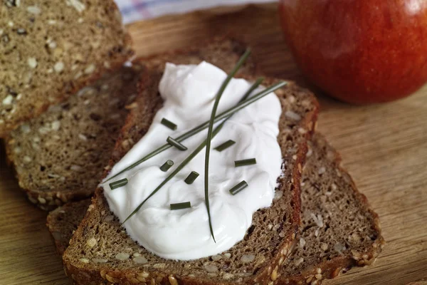 Low carb bread with curd and herbs — Stock Photo, Image