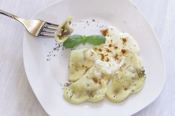 Ev yapımı ravioli peynirli krema sos ile — Stok fotoğraf