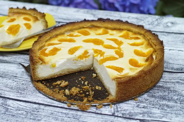 Pastel de crema agria con mandarín Fotos de stock libres de derechos