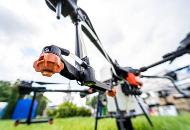 Yeşil alanda profesyonel tarım aracı.