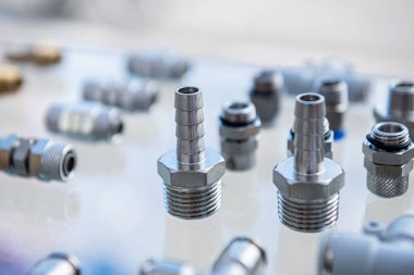 Hafif arka planda tesisat ve montajlar.