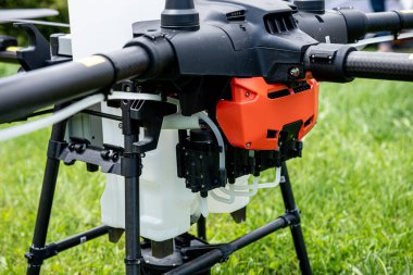 Yeşil alanda profesyonel tarım aracı.