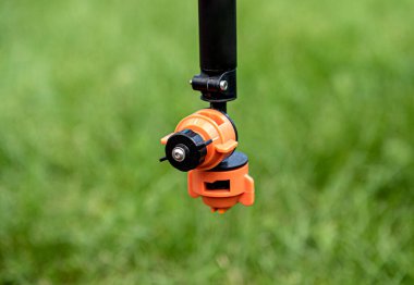 Yeşil alanda profesyonel tarım aracı.