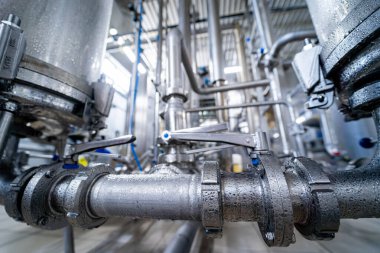 Fıçı ve boruları olan bir içecek fabrikasının modern iç mekanı.