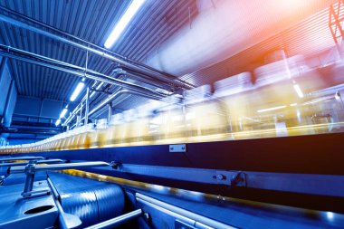 Modern bir içecek fabrikasında meyve suyu veya su için şişeli taşıyıcı bant