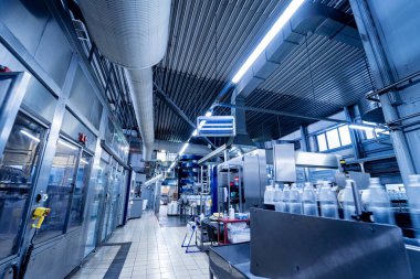 Fıçı ve boruları olan bir içecek fabrikasının modern iç mekanı.