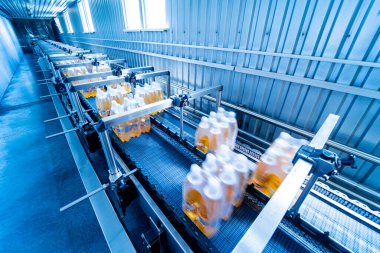 İçecek fabrikasında ambalaj hattı için modern bağlama ve taşıma makinesi.