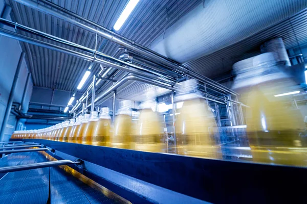 현대식 음료 공장에 주스 나물을 담는 병 이 있는 컨베이어 벨트 — 스톡 사진