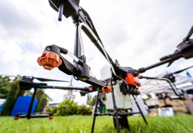 Yeşil alanda profesyonel tarım aracı.