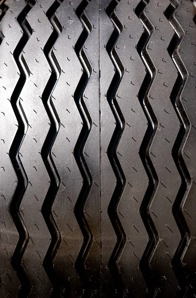 Schwarz-Weiß-Fotografien großer Reifen — Stockfoto