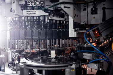 Modern içecek fabrikasında otomatik doldurma makinesi plastik PET şişelerine su doldurur.