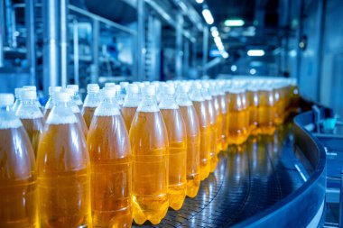 Modern bir içecek fabrikasında meyve suyu veya su için şişeli taşıyıcı bant