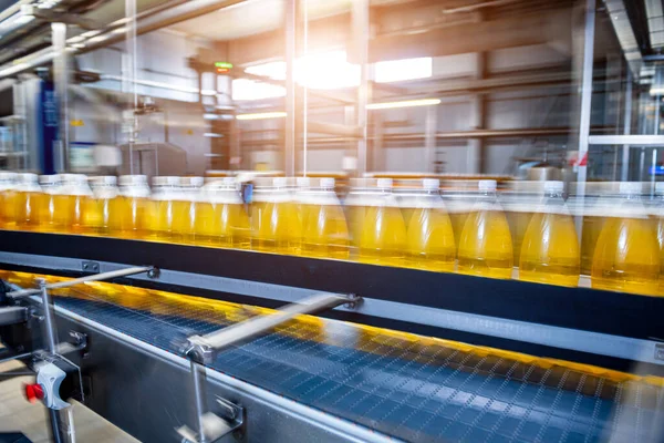 현대식 음료 공장에 주스 나물을 담는 병 이 있는 컨베이어 벨트 — 스톡 사진