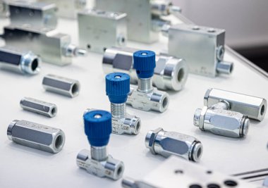 Hafif arka planda tesisat ve montajlar.