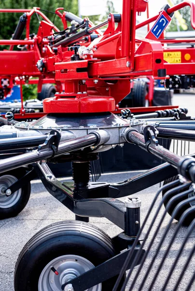 Novas máquinas e equipamentos agrícolas modernos — Fotografia de Stock