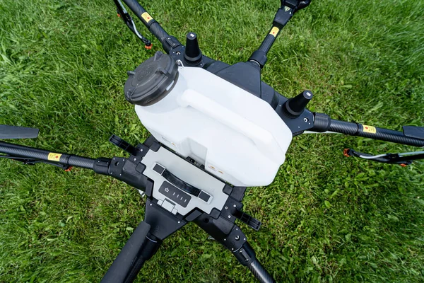 Drone agricole professionnel sur le terrain vert — Photo