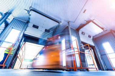 İçki fabrikasında çalışan forklift yükleyicisi