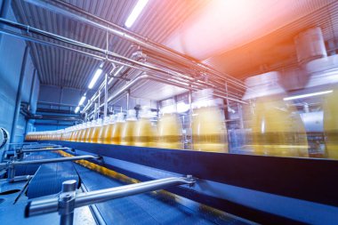 Modern bir içecek fabrikasında meyve suyu veya su için şişeli taşıyıcı bant