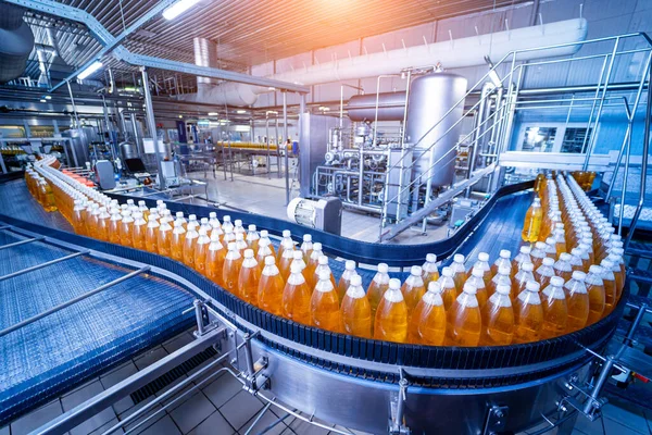 現代の飲料工場でジュースや水のためのボトルとコンベアベルト — ストック写真