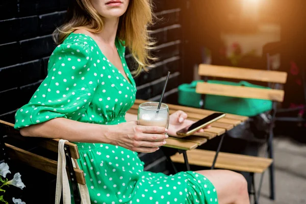 Jovem mulher bonita com saco de linho eco no fundo da cidade. — Fotografia de Stock