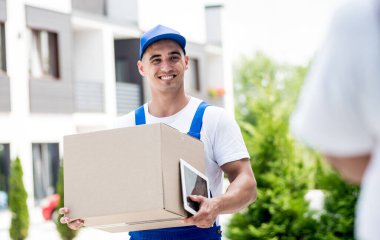 Genç kurye evde genç bir bayana mal getiriyor.