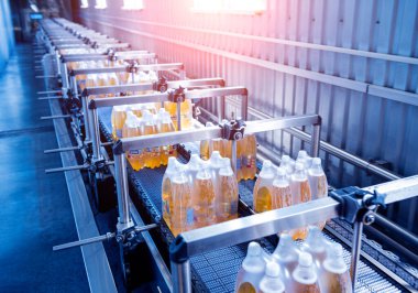 İçecek fabrikasında ambalaj hattı için modern bağlama ve taşıma makinesi.