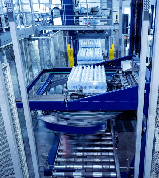 Сучасна обв'язувальна та транспортна машина для лінії упаковки на заводі напоїв . — стокове фото