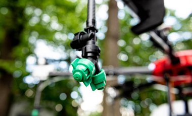 Yeşil alanda profesyonel tarım aracı.