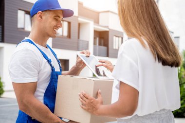 Genç kurye evde genç bir bayana mal getiriyor.