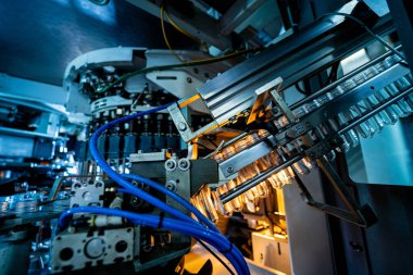 Modern içecek fabrikasında otomatik doldurma makinesi plastik PET şişelerine su doldurur.