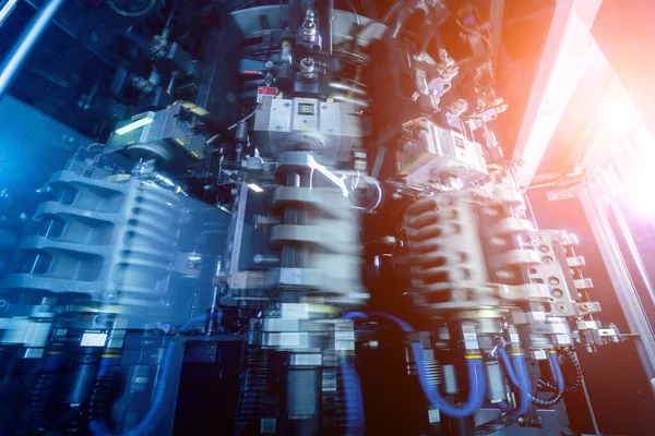 Automatische vulmachine giet water in plastic PET-flessen bij moderne drankfabriek. — Stockfoto