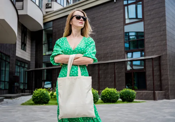 Giovane bella donna con lino eco bag sullo sfondo della città. — Foto Stock