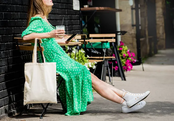 Giovane bella donna con lino eco bag sullo sfondo della città. — Foto Stock