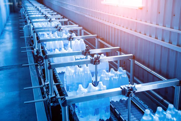 Moderne band- en transportmachine voor verpakkingslijn in drankfabriek. — Stockfoto