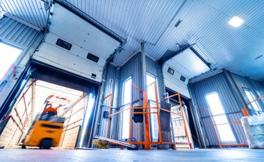 İçki fabrikasında çalışan forklift yükleyicisi