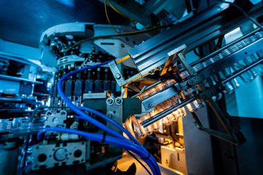 Modern içecek fabrikasında otomatik doldurma makinesi plastik PET şişelerine su doldurur.