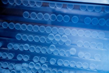 Modern içecek fabrikasında otomatik doldurma makinesi plastik PET şişelerine su doldurur.